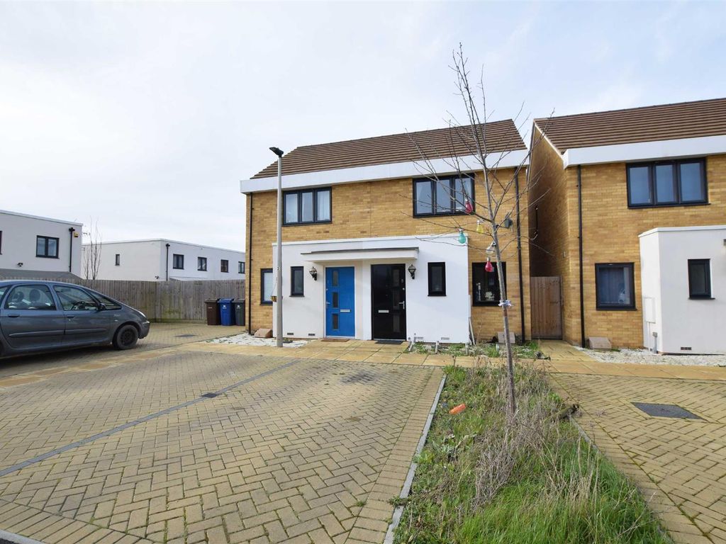 2 bed semidetached house for sale in Sanderling Close, East Tilbury