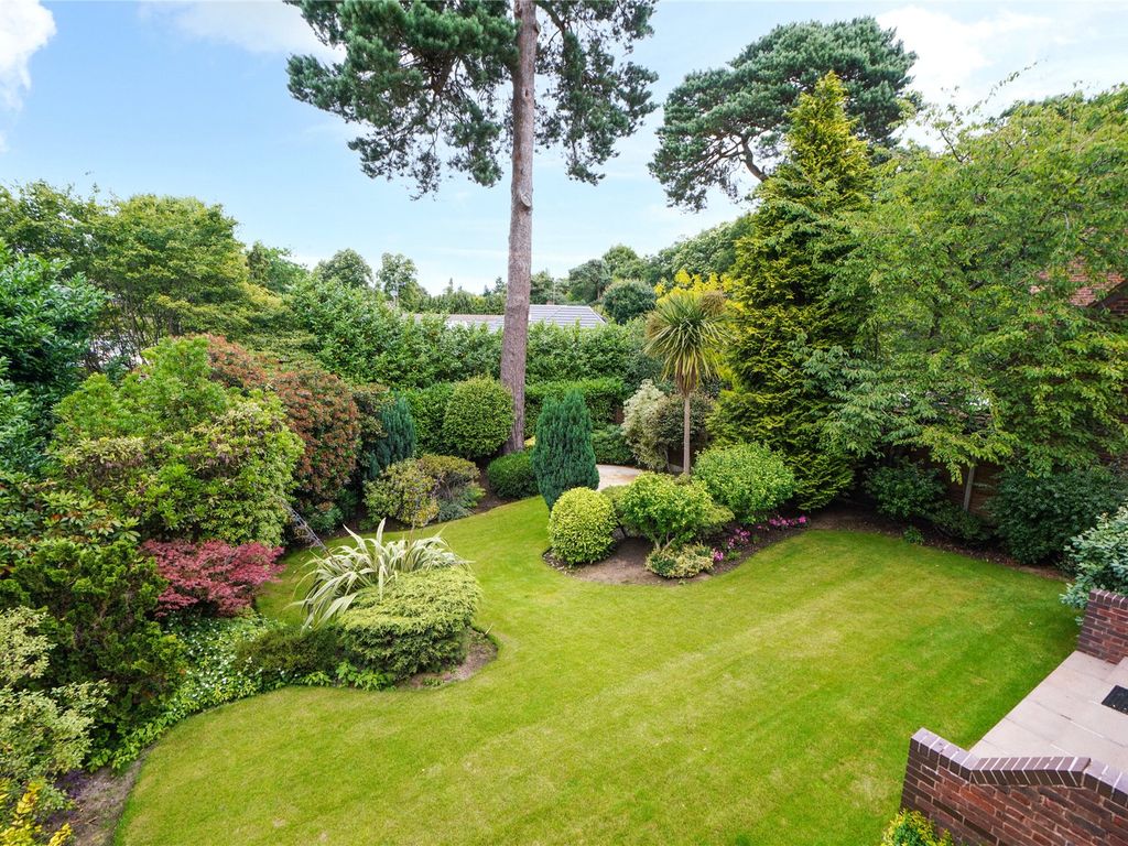 Walpole Park, Weybridge, Surrey KT13  