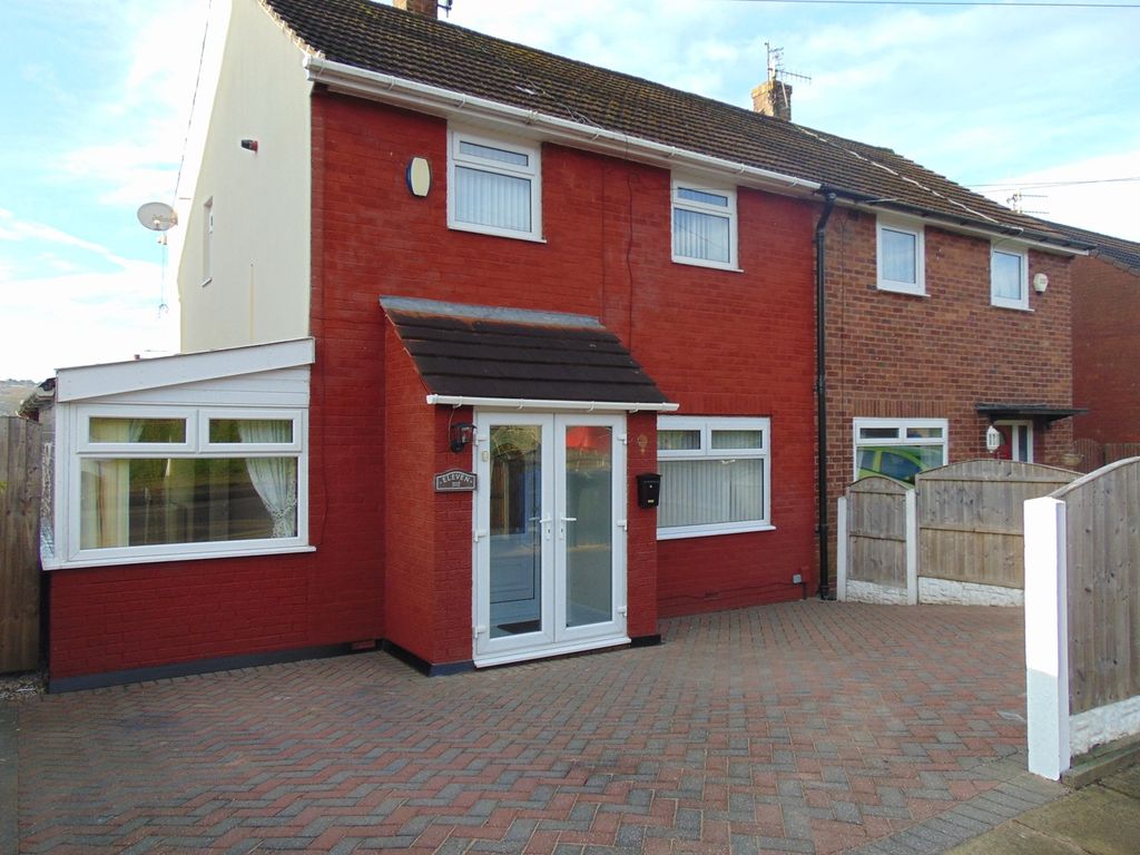 4 bed semidetached house to rent in Ribchester Avenue, Burnley BB10