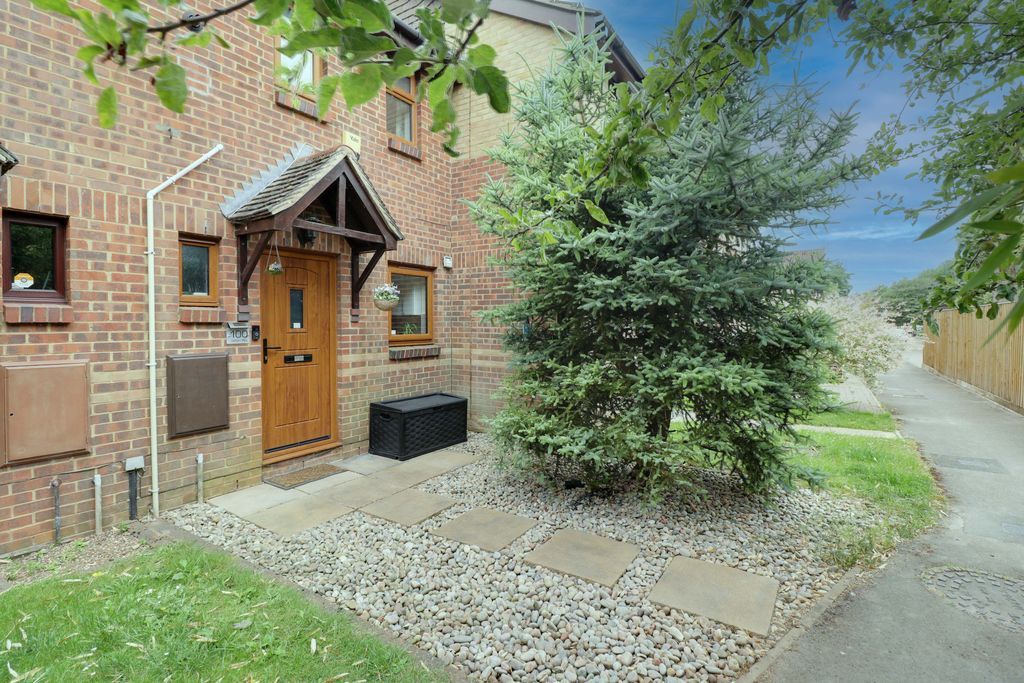 2 bed terraced house for sale in Hellyer Way, Bourne End SL8 Zoopla