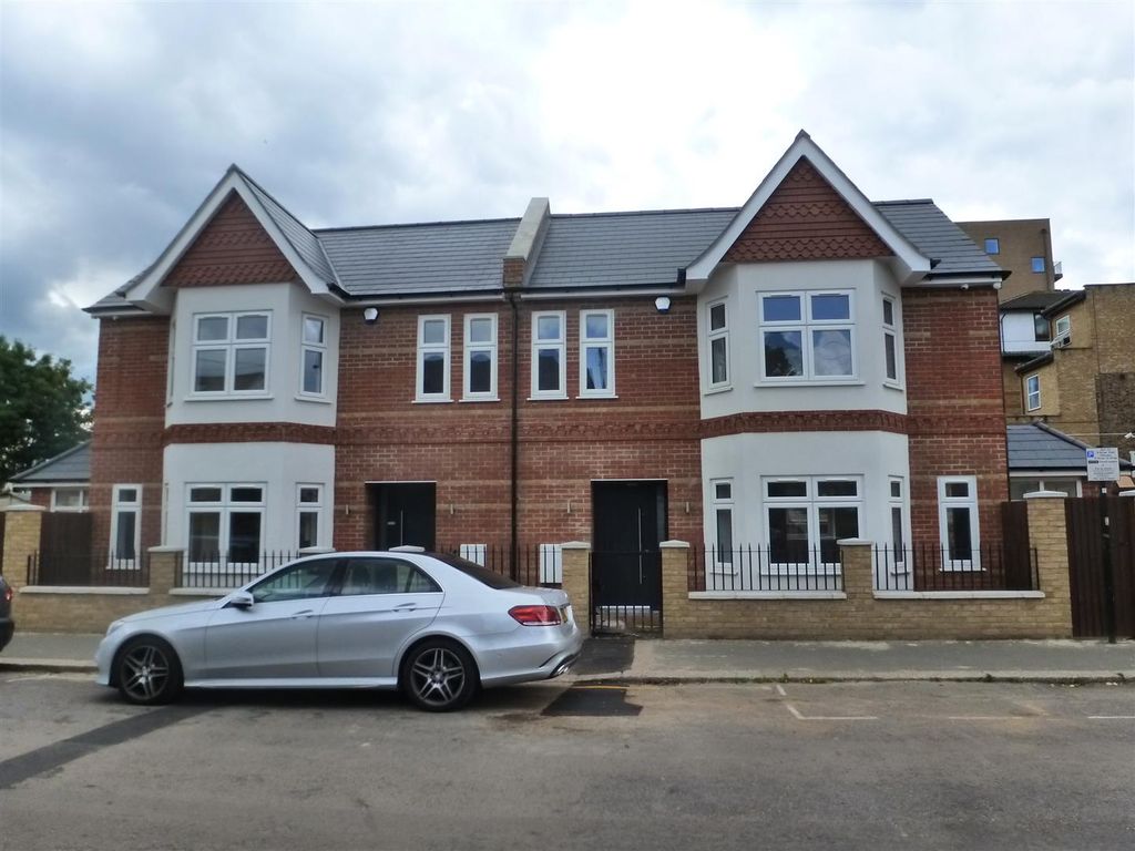 2 bed semidetached house to rent in Queens Road, Hounslow TW3, £1,800