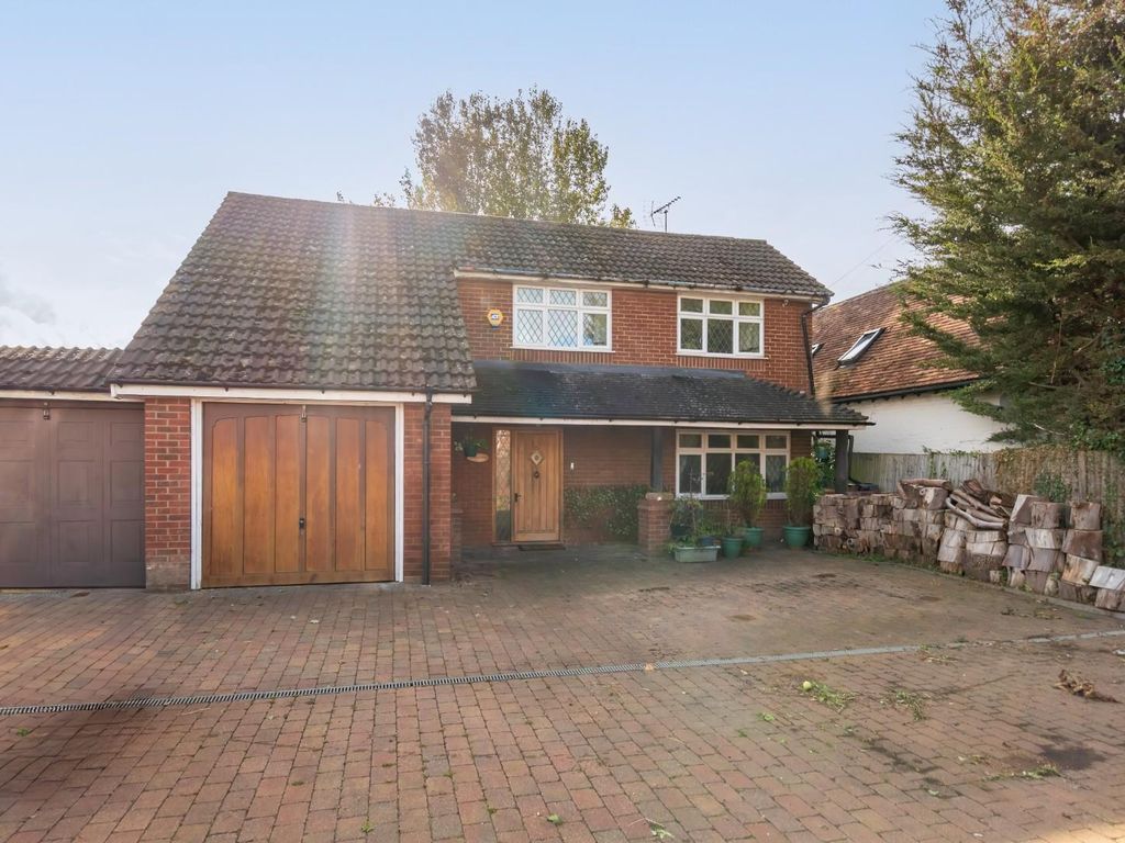 4 bed detached house for sale in Watling Street, Hockliffe, Leighton