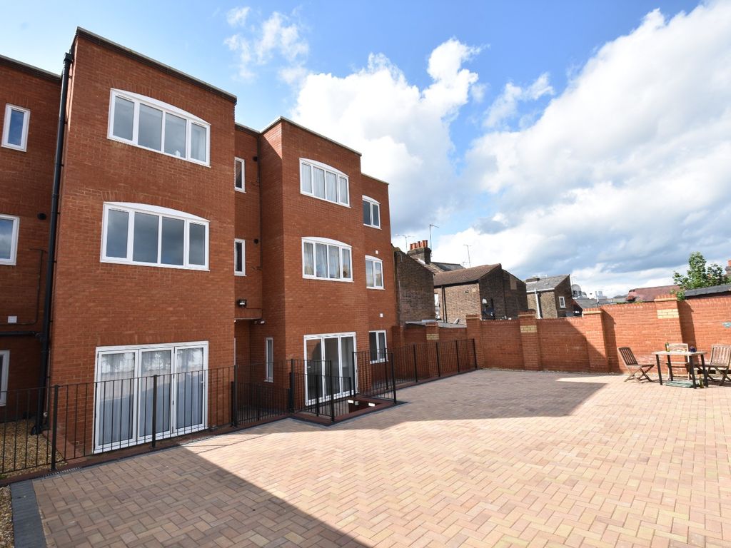 Studio to rent in The Compasses, 11 Farley Hill, Luton, Bedfordshire