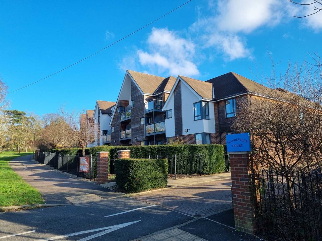 2 bed flat for sale in Darkes Lane, Potters Bar EN6, £375,000 Zoopla