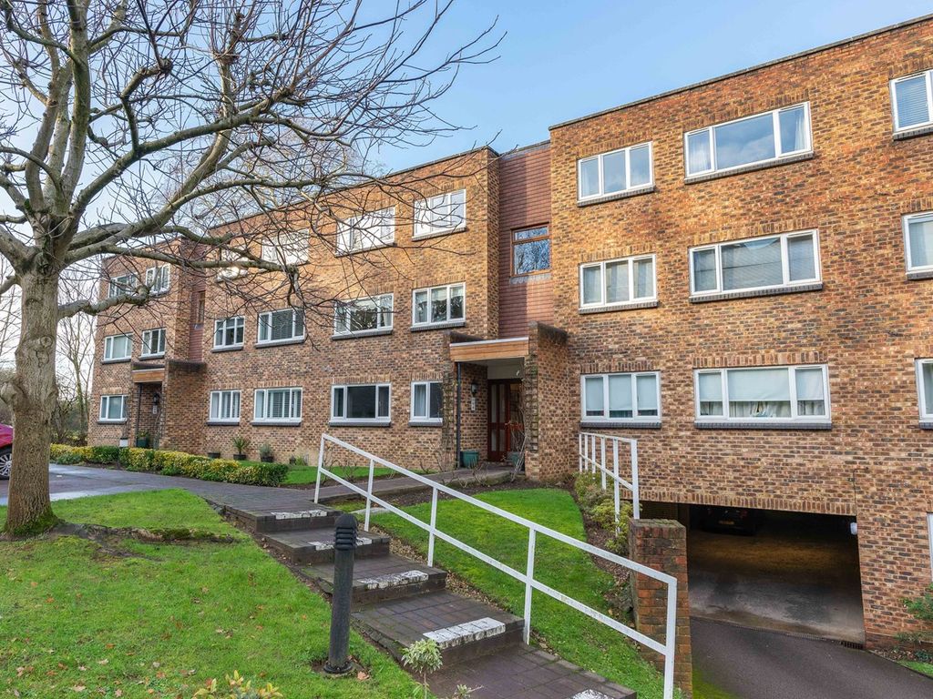 Farington Acres, Weybridge KT13  