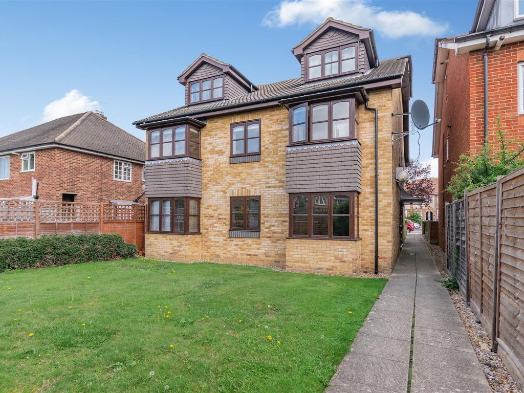 2 bed flat for sale in Moor Lane, Chessington KT9, £275,000 Zoopla