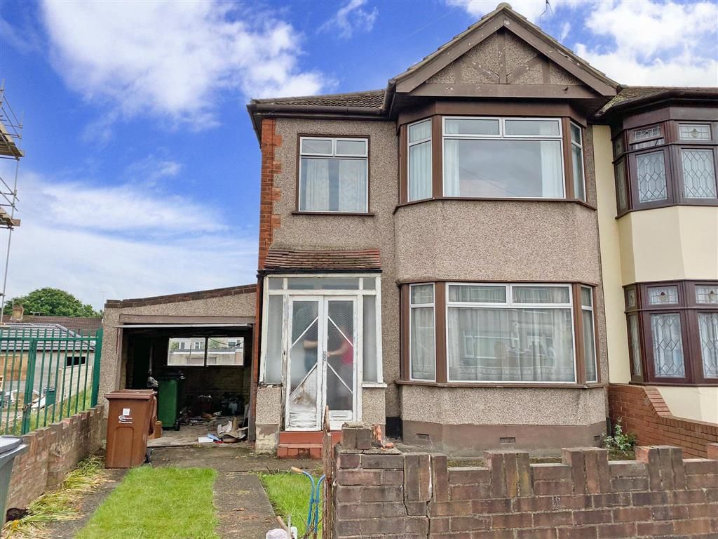 3 bed end terrace house for sale in Laurel Crescent, Romford, Essex RM7