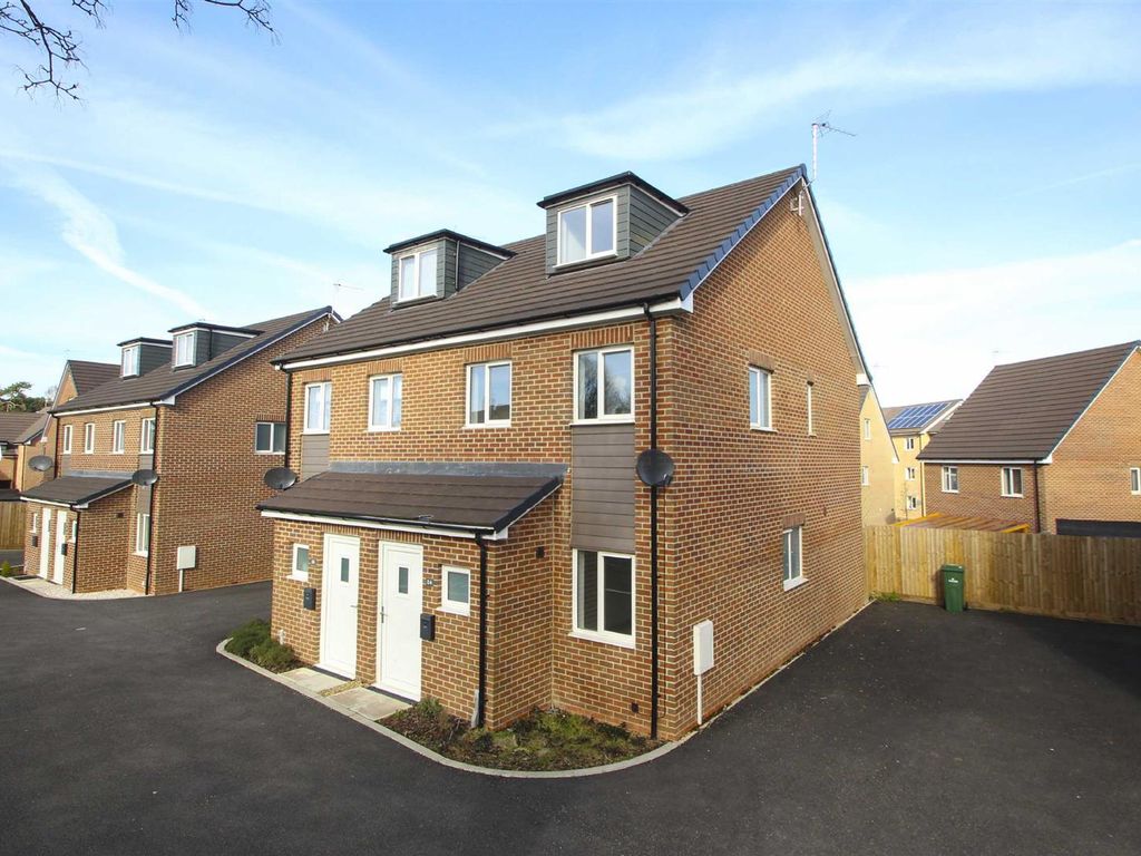 3 bed semidetached house to rent in Bunkers Crescent, Bletchley