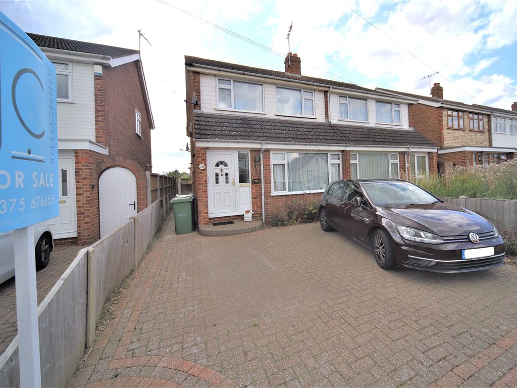 4 bed semidetached house for sale in Morley Hill, Corringham, Essex