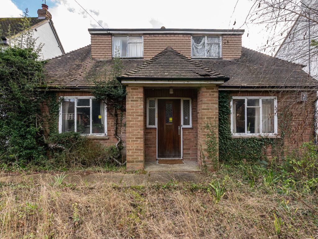 3 bed detached bungalow for sale in Links View Avenue, Brockham