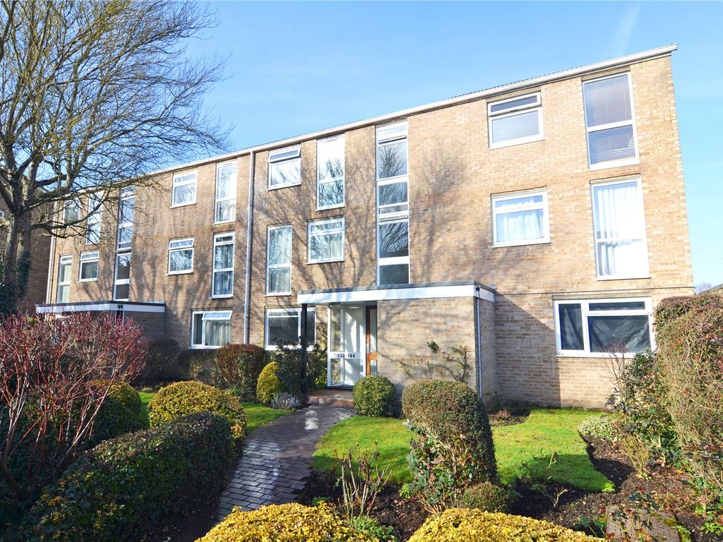 1 bed flat for sale in Harrowdene Gardens, Teddington, Middlesex TW11