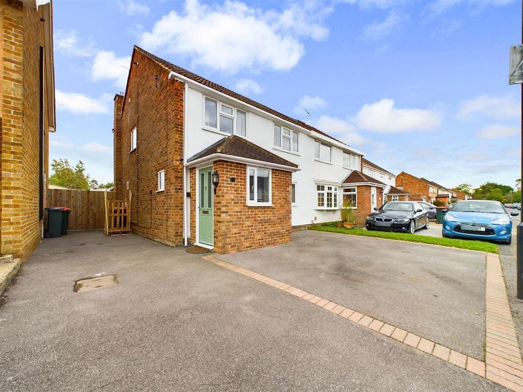 3 bed semidetached house for sale in Parkway, Crawley RH10, £415,000