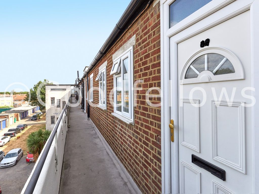 3 bed flat to rent in Monarch Parade, London Road, Mitcham CR4 Zoopla