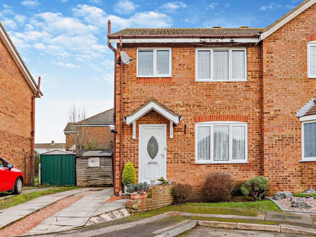 3 bed semidetached house for sale in Northwood Close, Cheshunt