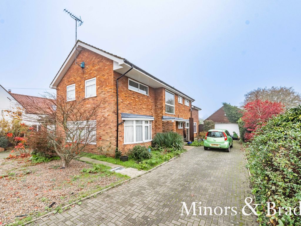 5 bed detached house for sale in North Road, Ormesby, Great Yarmouth