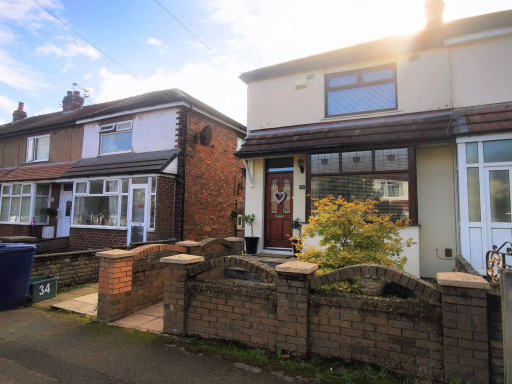 2 bed end terrace house for sale in Young Avenue, Leyland, Lancashire