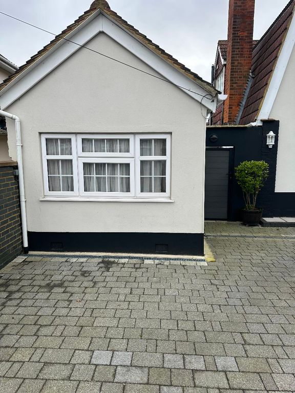 Studio to rent in Rugby Avenue, Wembley HA0, £1,400 pcm Zoopla