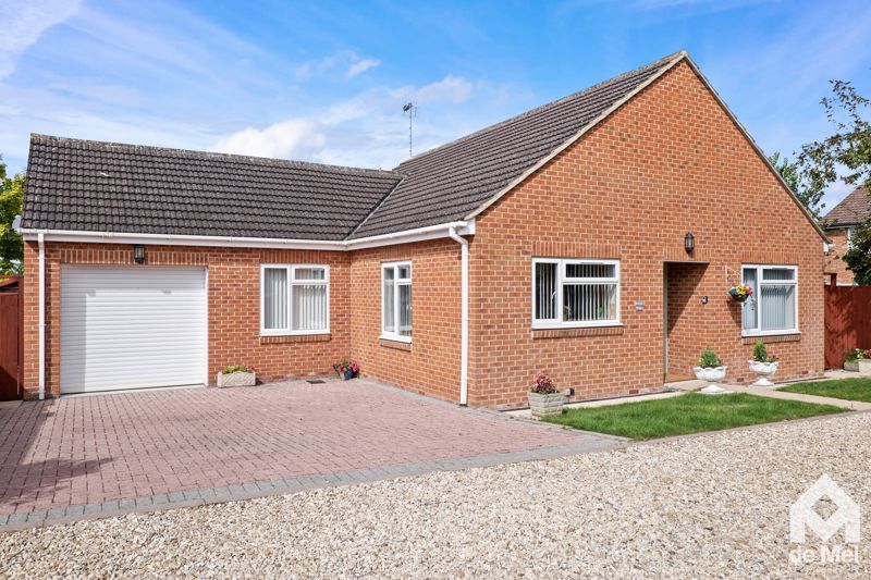 3 bed detached bungalow for sale in Two Hedges Road, Cleeve