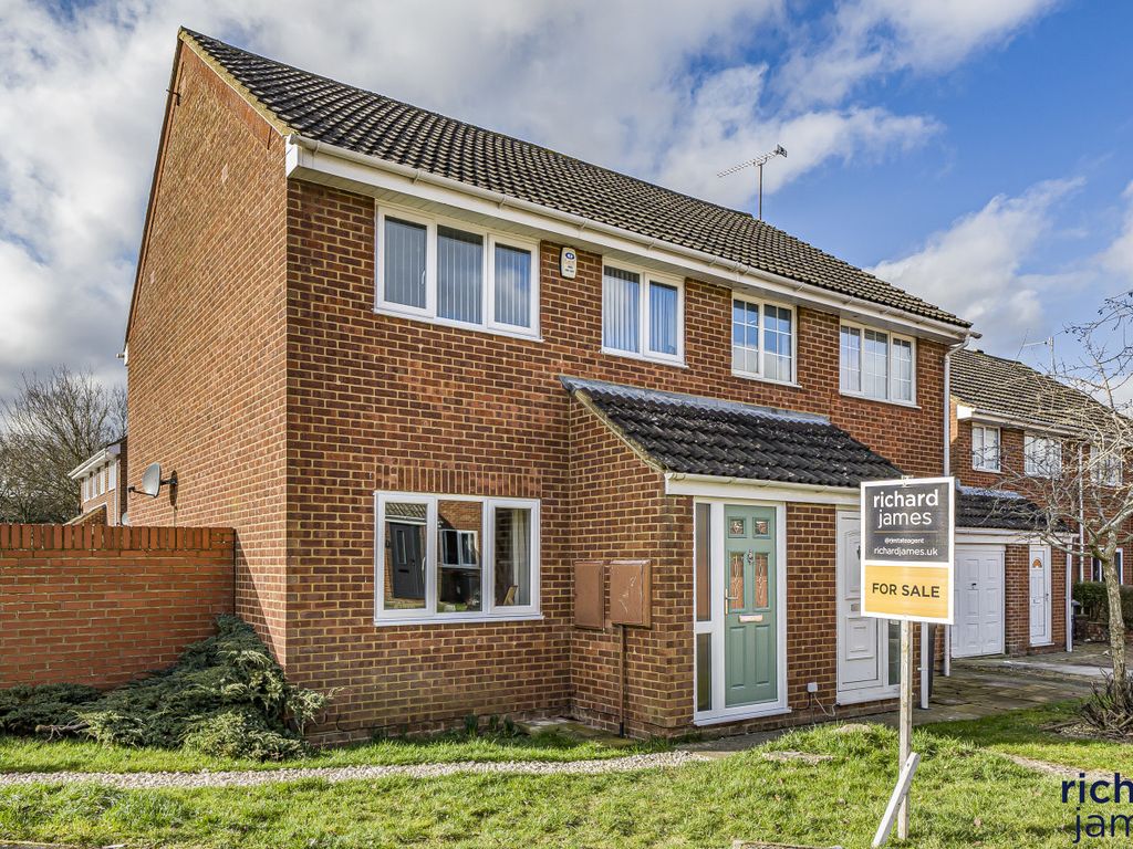 3 bed semidetached house for sale in Leslie Close, Freshbrook, Swindon