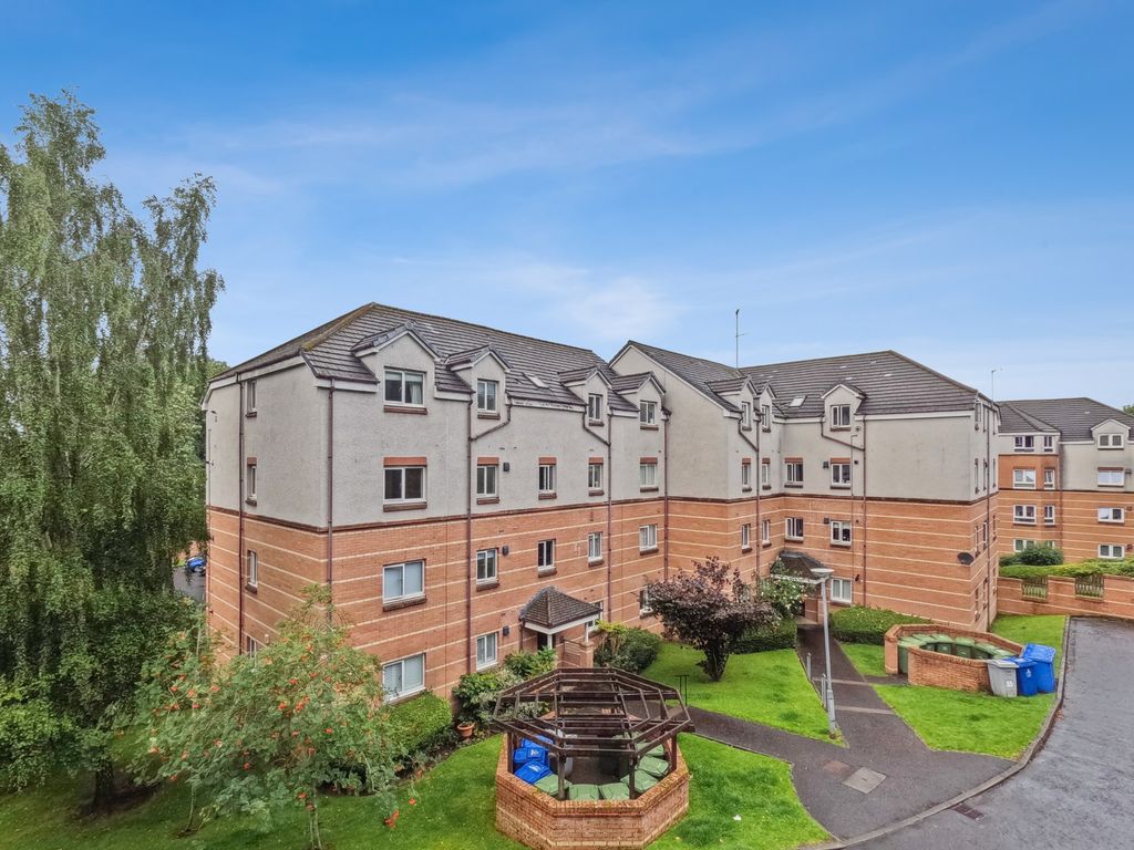 2 bed flat for sale in Cartbank Gardens, Muirend, Glasgow G44, £149,000