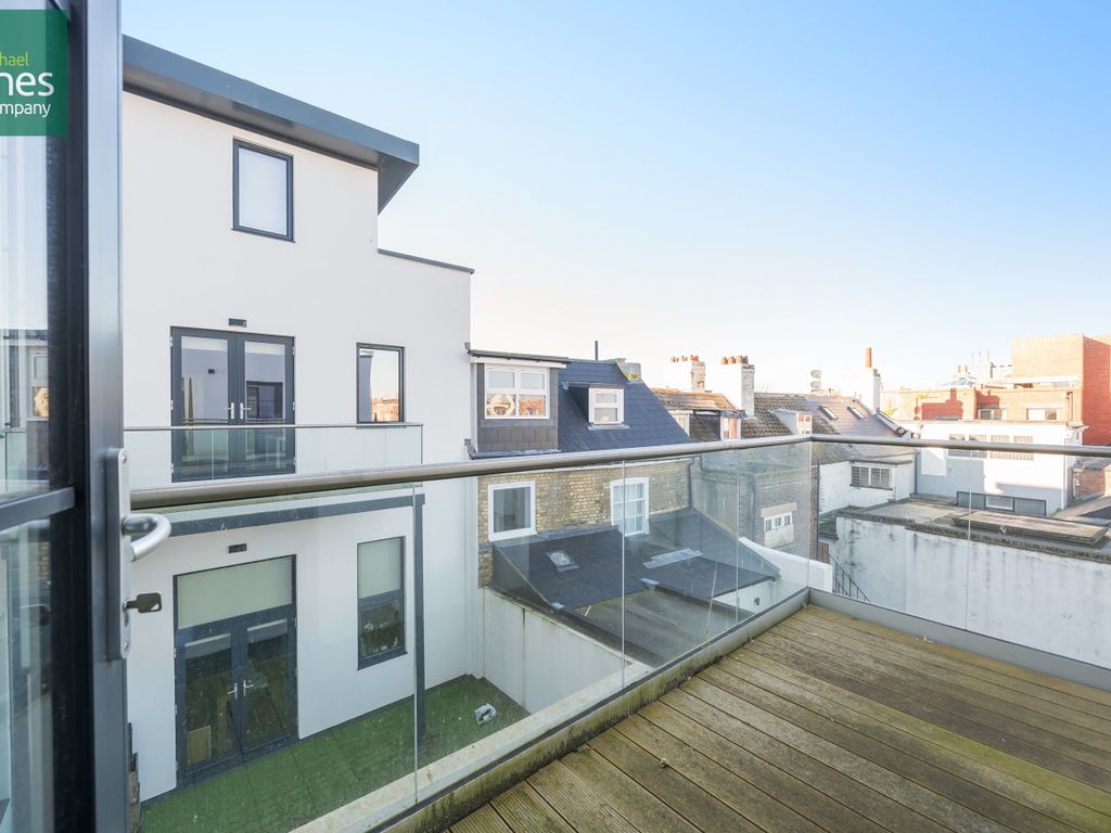 2 bed flat to rent in South Street, Worthing BN11, £1,275 pcm Zoopla