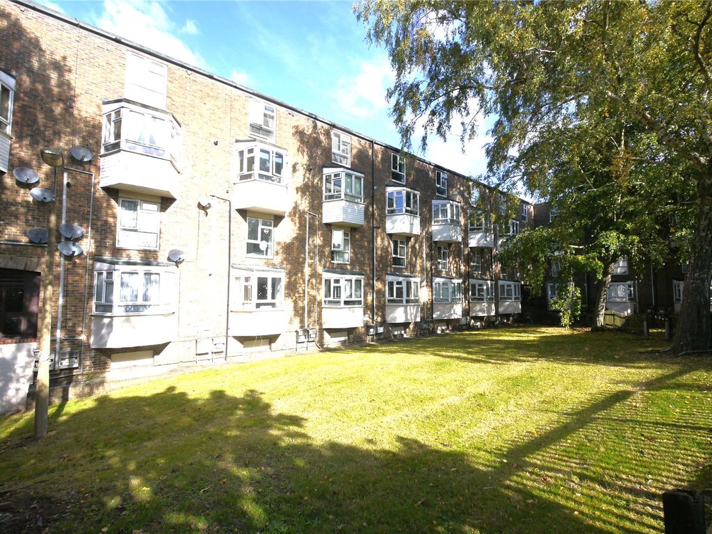 2 bed flat to rent in Elizabeth House, Albany Road, Brentwood, Essex