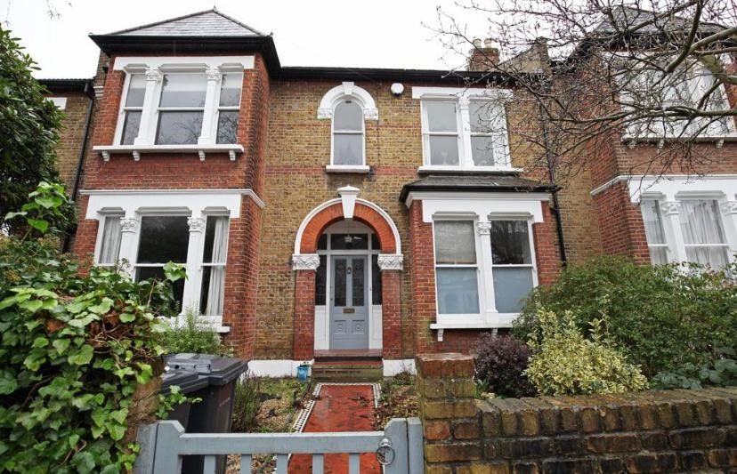 5 bed terraced house to rent in Forest Road East, London E11, £2,500