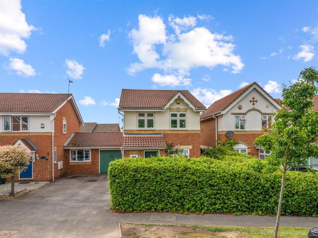 3 bed linkdetached house for sale in Eltham Avenue, Cippenham, Slough