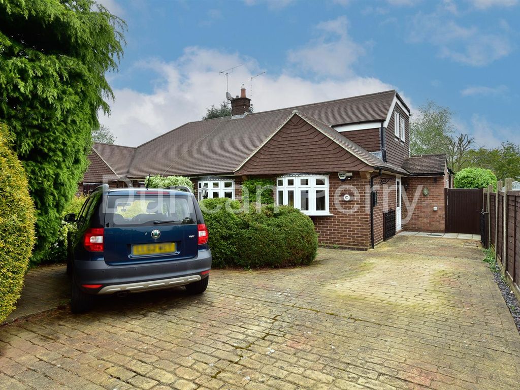 3 bed semidetached bungalow for sale in Skimpans Close, Welham Green