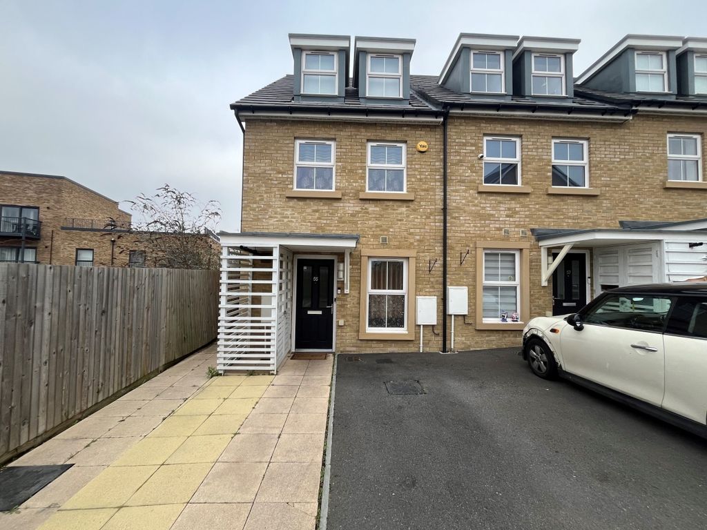 4 bed semidetached house to rent in Dale Street, Dartford DA1, £2,100 pcm Zoopla