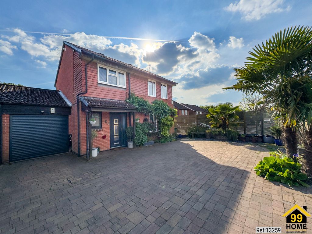 4 bed detached house for sale in Singleton Road, Horsham, West Sussex