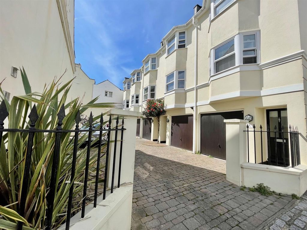 3 bed property to rent in Alice Street, Hove BN3, £3,000 pcm Zoopla