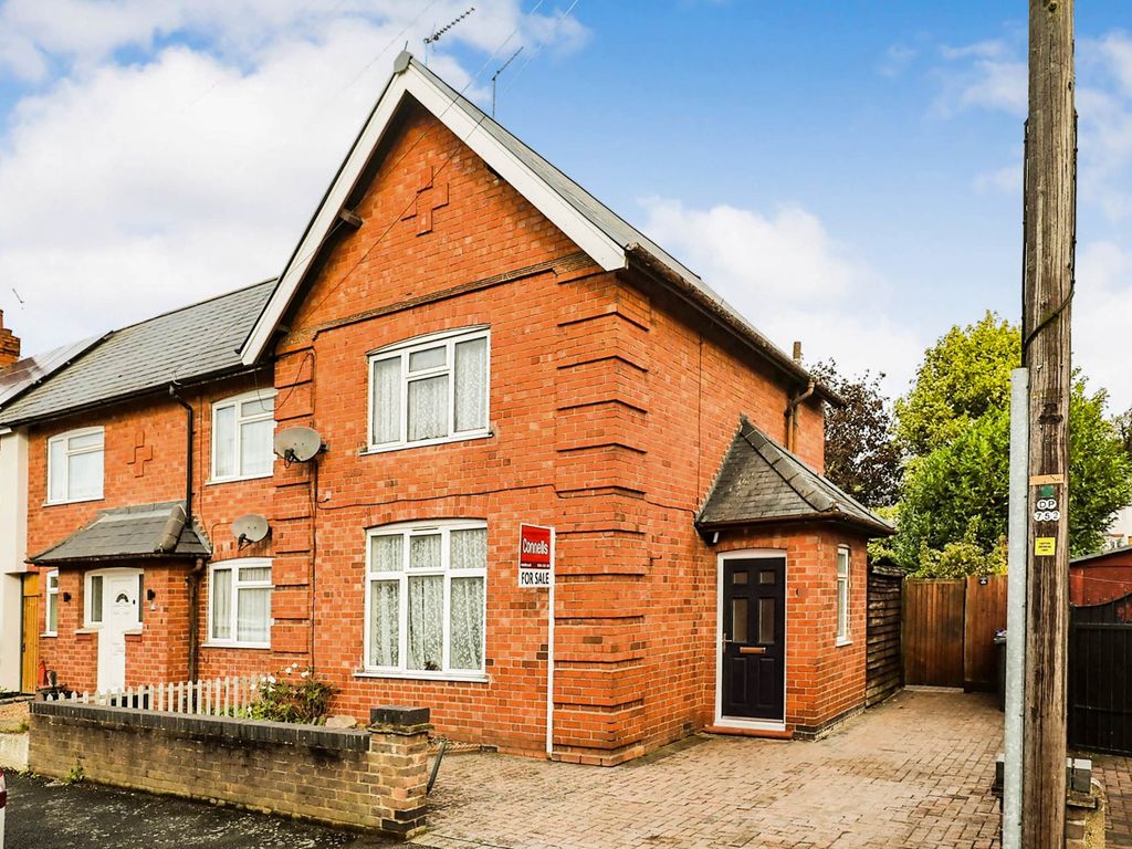 2 bed end terrace house for sale in Franklin Street, Northampton NN5, £