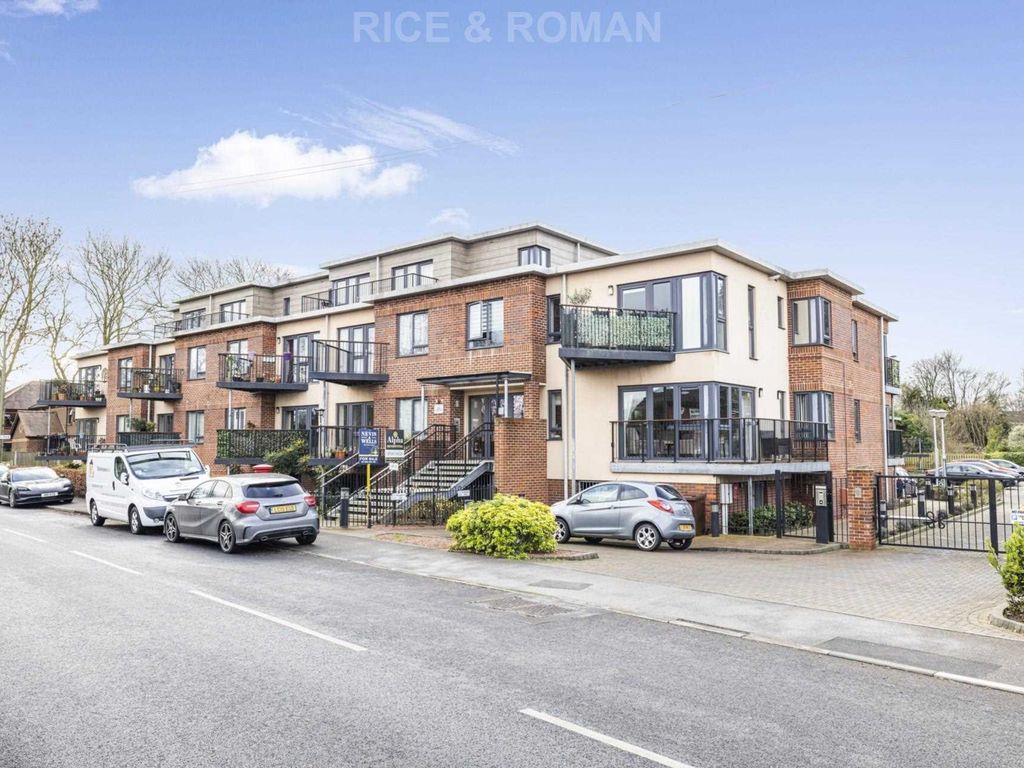 2 bed flat to rent in Pooley Green Road, Egham TW20, £1,400 pcm Zoopla