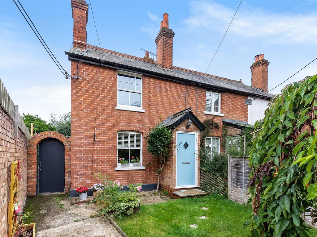 2 bed end terrace house for sale in Oliver Road, Ascot SL5, £465,000