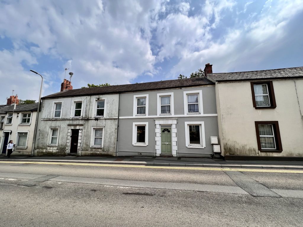 2 bed block of flats for sale in Park Terrace, Carmarthen SA31, £