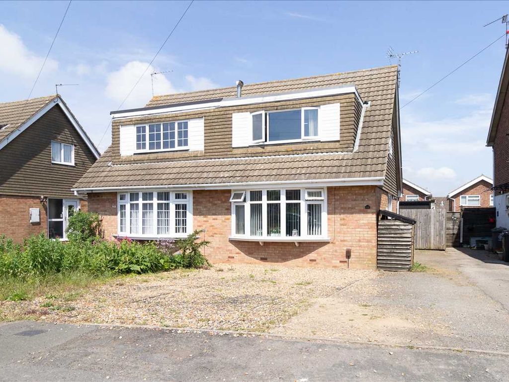 3 bed semidetached house to rent in Silverdale Grove, Rushden NN10, £