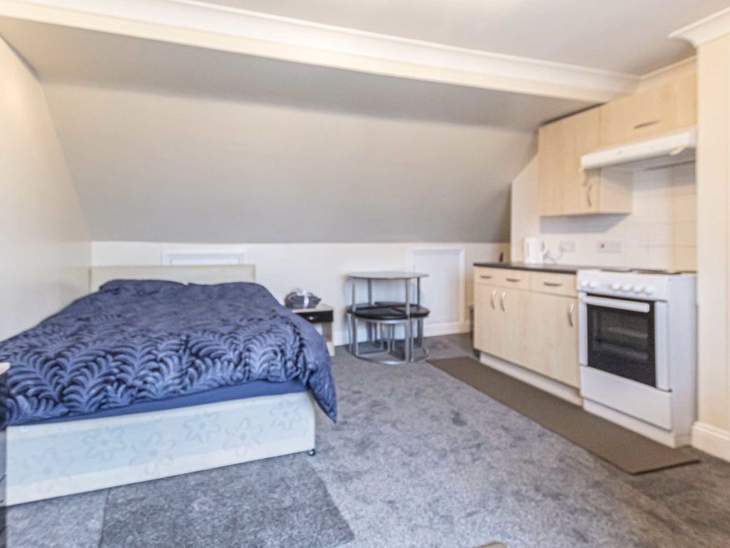 Studio to rent in Hall Road, Isleworth TW7, £1,000 pcm Zoopla