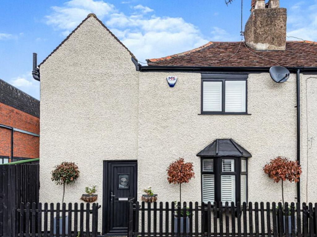 2 bed cottage for sale in The Oaks, Ruislip HA4, £485,000 Zoopla
