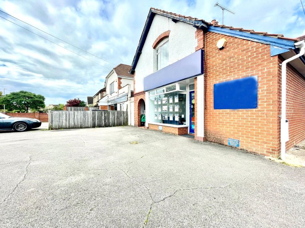 2 bed flat to rent in Loddon Bridge Road, Woodley, Berkshire RG5, £