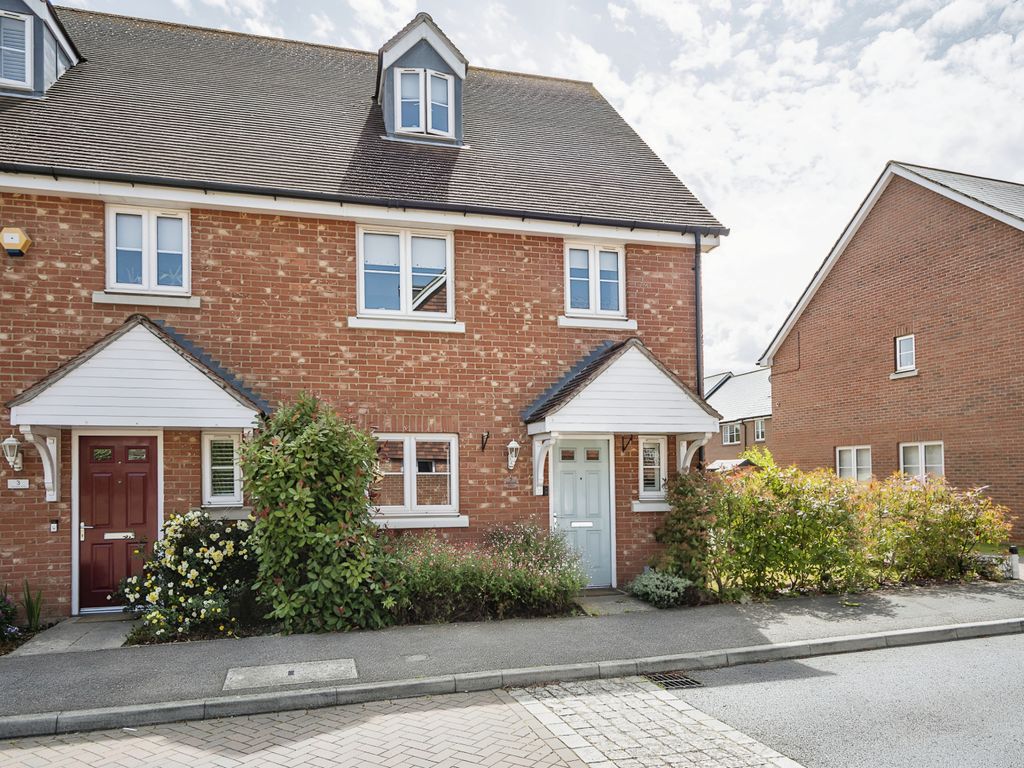 4 bed semidetached house for sale in Eglington Drive, Wainscott