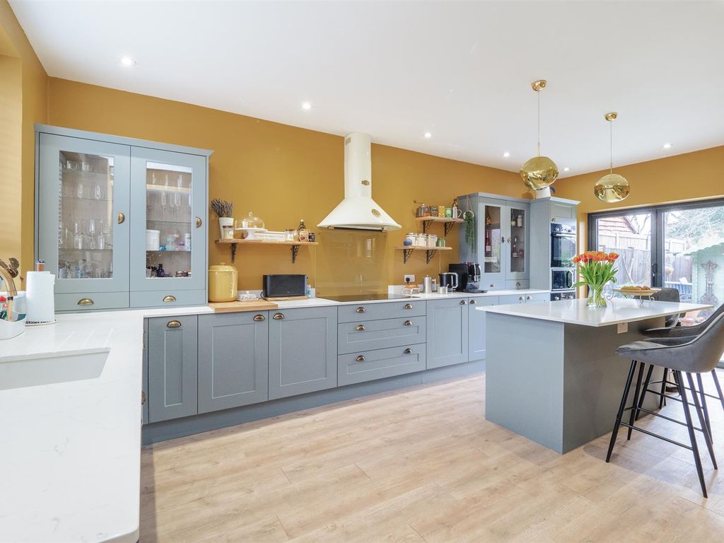 5 bed detached house to rent in Aultone Way, Sutton SM1, £4,000 pcm