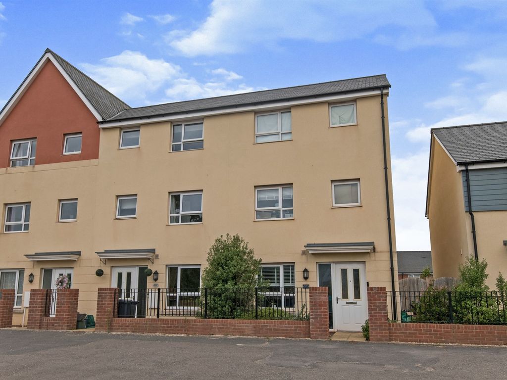 4 bed end terrace house for sale in Tillhouse Road, Cranbrook, Exeter