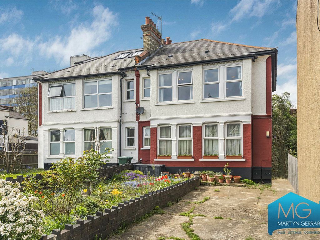 2 bed for sale in Squires Lane, Finchley Central, London N3