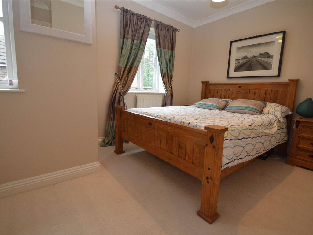 5 bed property to rent in Hornbeam Close, Theydon Bois, Epping CM16, £