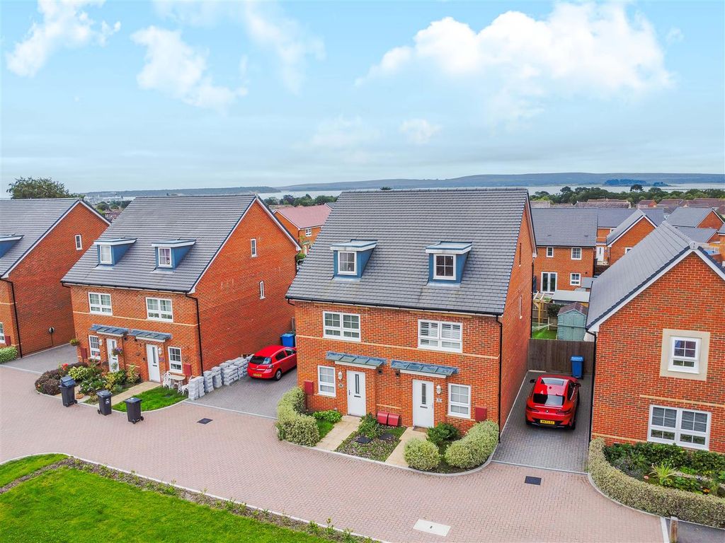 4 bed semidetached house for sale in Abraham Drive, Poole BH15, £