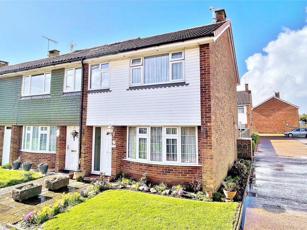 3 bed end terrace house for sale in Pilgrims Close, Worthing, West