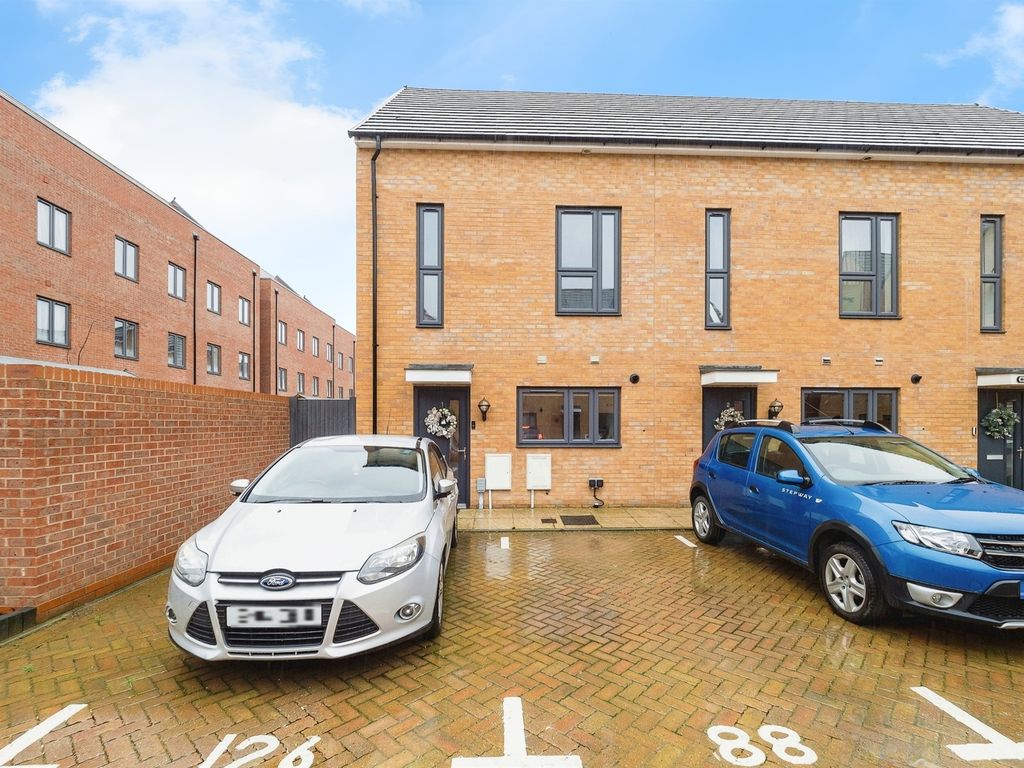 2 bed end terrace house for sale in Macarthur Close, Rainham RM13, £