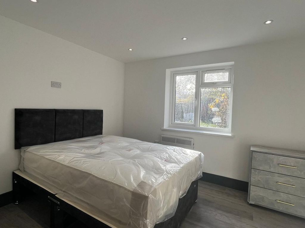 Studio to rent in Orchard Avenue, Feltham TW14, £1,200 pcm Zoopla