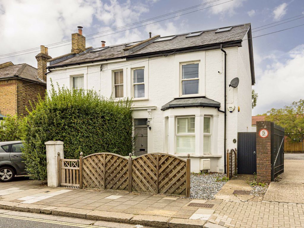 2 bed flat to rent in Queens Road, Teddington TW11 Zoopla